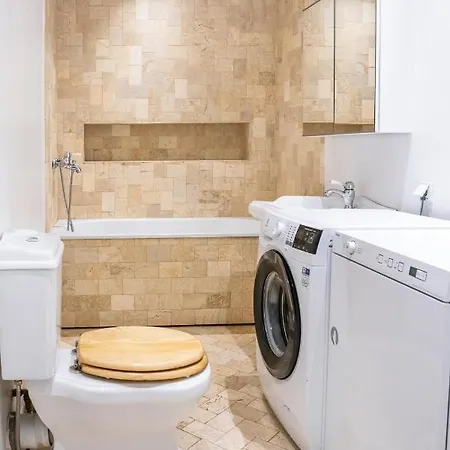 Spacious Family Friendly Apartment, Free Parking *